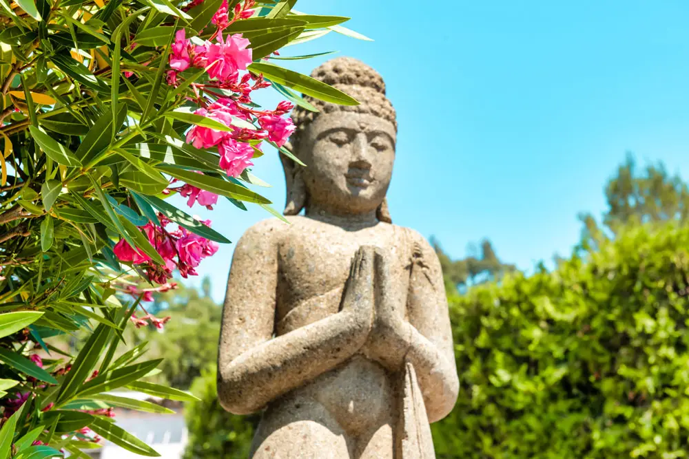 Balinese Boeddha en oleander – Esterel Caravaning