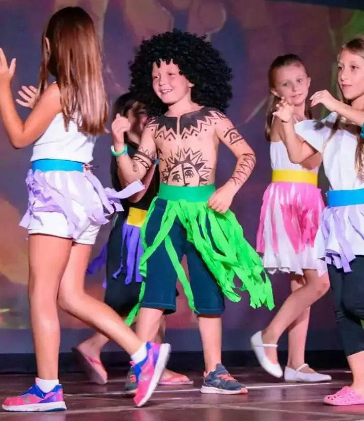 Mini-club voorstelling op camping Esterel Caravaning, kinderen tijdens de show