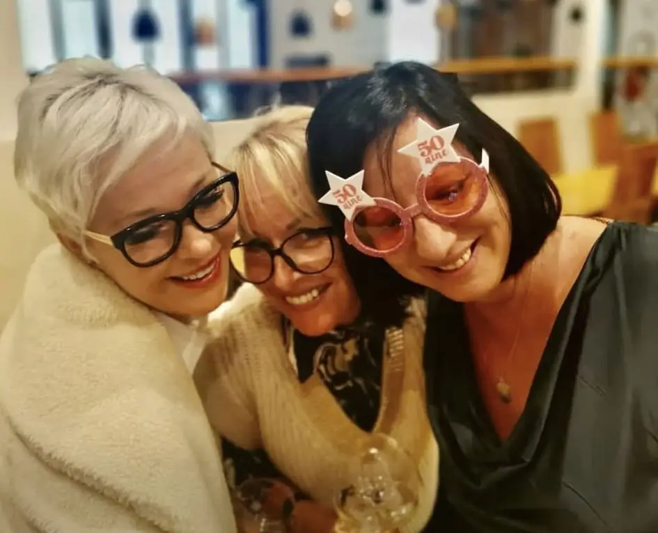 Aurore, Sabine en Véro, het trio van Esterel Caravaning, tijdens de festiviteiten voor het 50-jarig bestaan