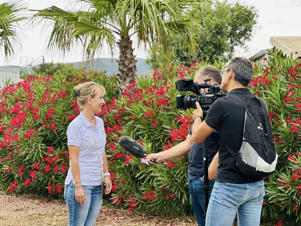 Sabine, een gezicht van Esterel Caravaning, geïnterviewd door een televisieploeg op de camping