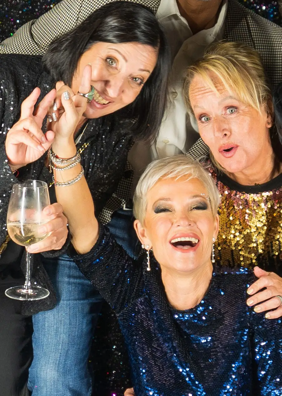 Véro, Sabine en Aurore, het trio van Esterel Caravaning tijdens een feestelijke avond voor het 50-jarig jubileum