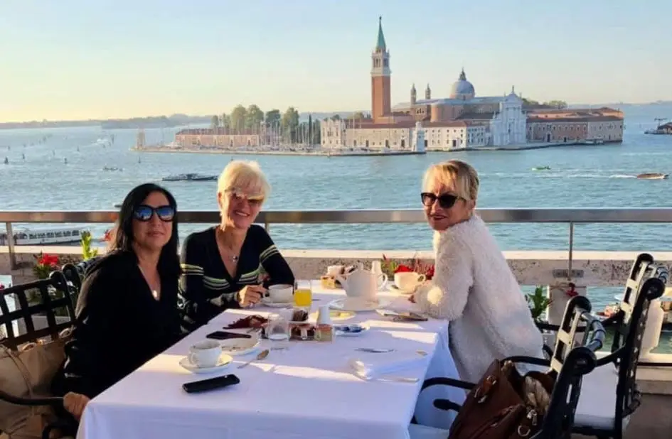 Aurore, Véro en een vriendin op reis in Venetië, verbondenheid voorbij het werk