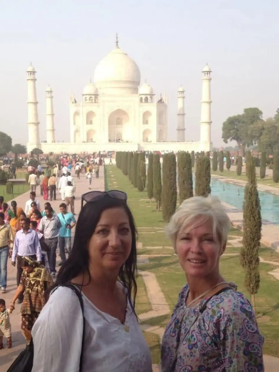 Véro en Aurore van Esterel Caravaning op reis voor de Taj Mahal in India