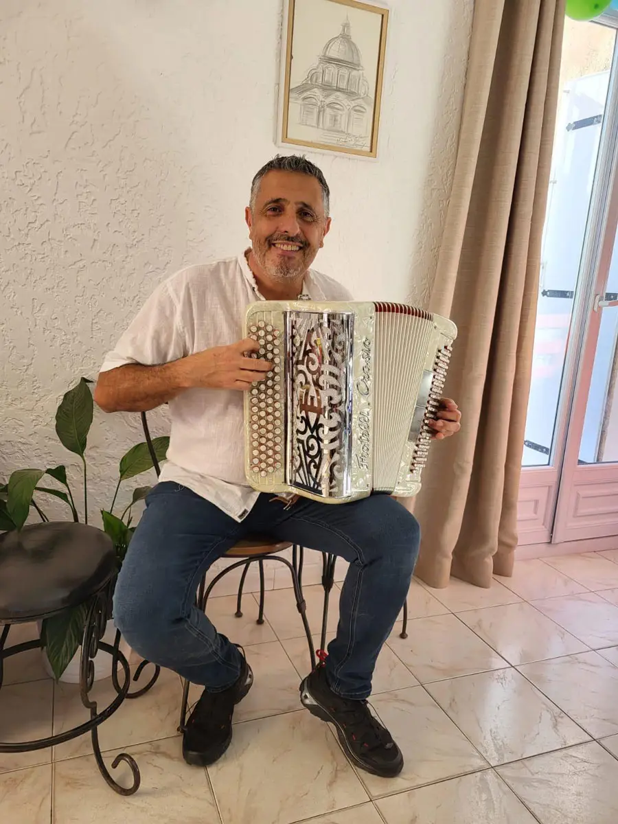 Jean-François, verantwoordelijke voor het animatieteam van Esterel Caravaning, aan de accordeon
