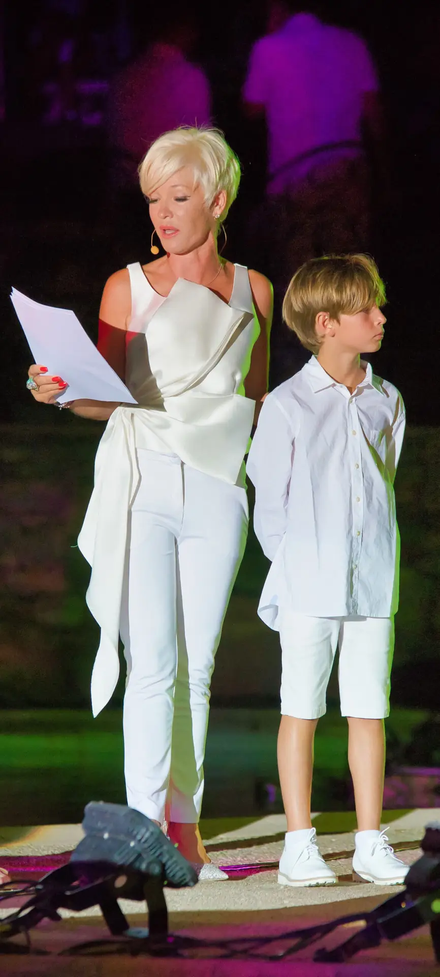 Aurore en haar zoon Matisse op het podium tijdens een Soirée Blanche bij Esterel Caravaning