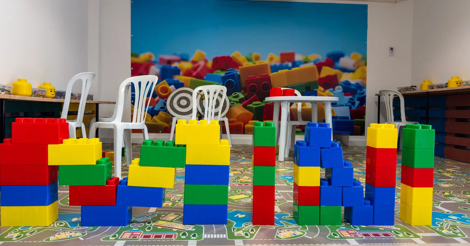 De Legobar van de miniclub van Esterel Caravaning