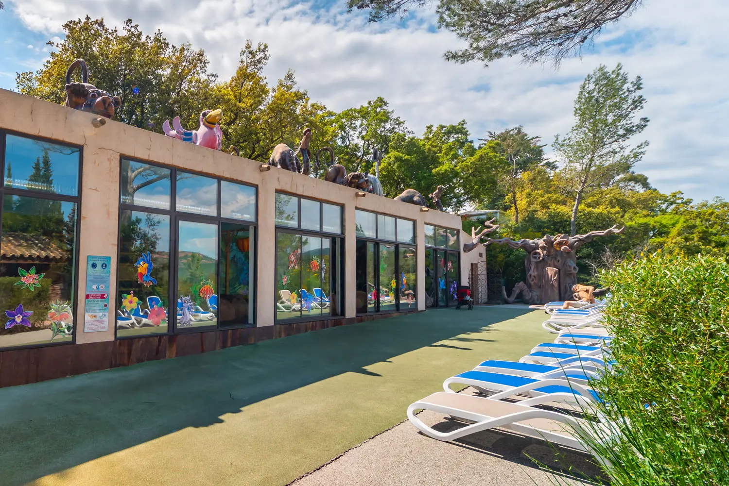 Het gebouw van de Baby Club en het Jungle Zwembad van Esterel Caravaning, versierd met dieren