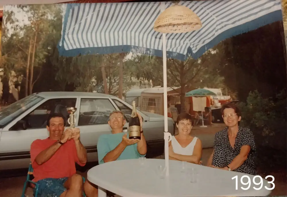 Corinne en René Bertrand met vrienden van de camping in 1993 – Esterel Caravaning