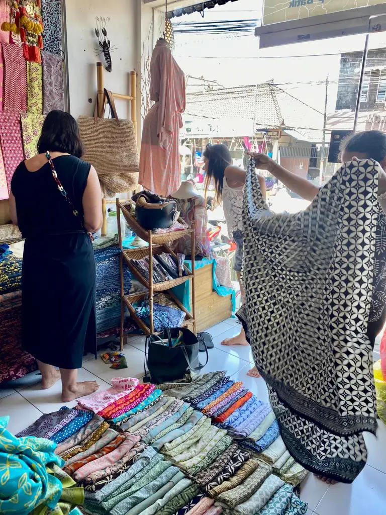 Selectie van stoffen en batiks op Bali voor de boetiek van Esterel Caravaning