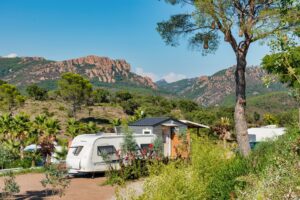Kampeerplaats met privé sanitair bij Esterel Caravaning, 5-sterrencamping in Agay – Saint-Raphaël