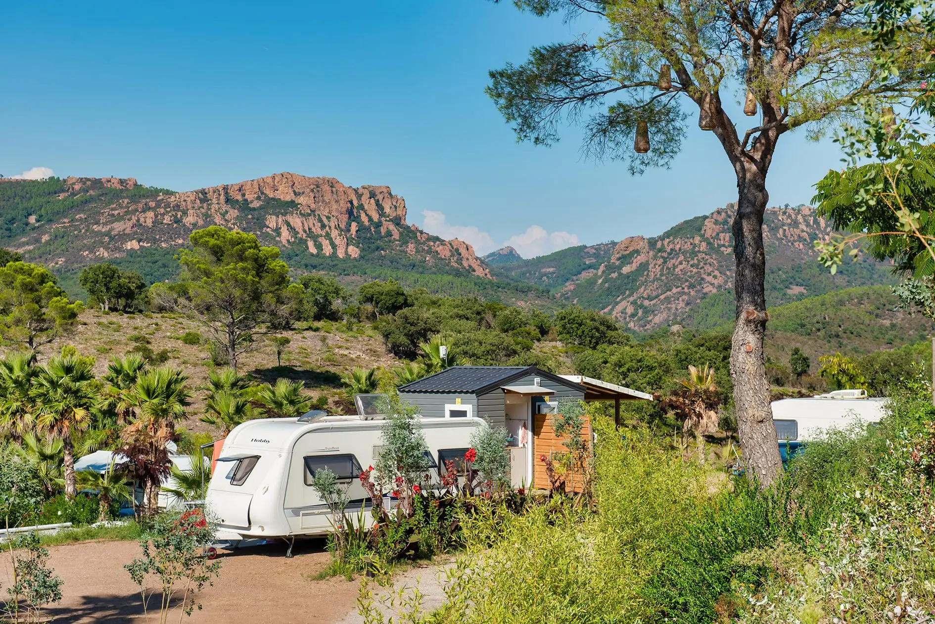 Kampeerplaats met privé sanitair bij Esterel Caravaning, 5-sterrencamping in Agay – Saint-Raphaël