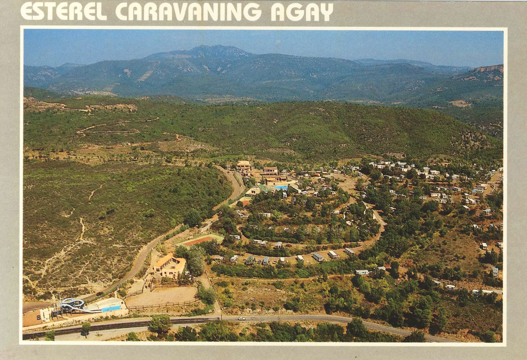 Oude ansichtkaart van Esterel Caravaning in Agay, luchtfoto van de camping tussen de heuvels