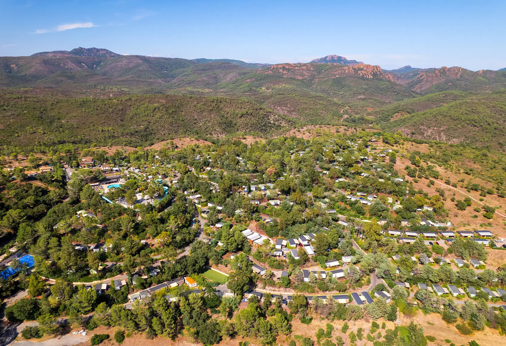 Luchtfoto van Esterel Caravaning vandaag, midden in het Esterel-massief