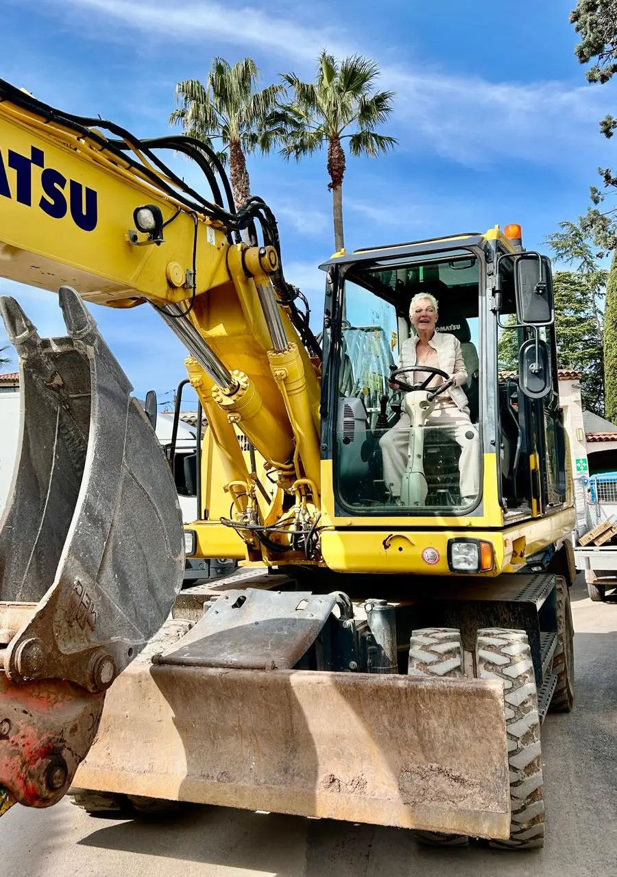 Aurore Laroche aan de knoppen van een graafmachine op de paden van Esterel Caravaning