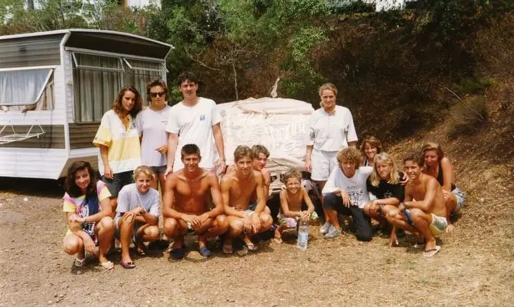 Animatieteam van Esterel Caravaning voor een met toiletpapier omwikkelde auto in 1989