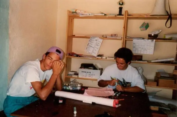Twee animatoren van Esterel Caravaning bereiden het programma voor op kantoor in 1993
