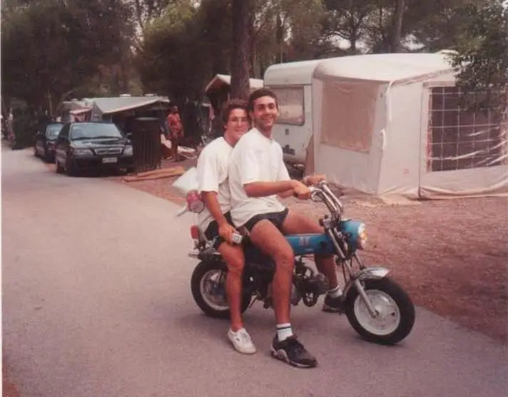 Alban Eraclas en een animator kondigen in 1997 de avonden aan op de motor in de lanen van Esterel Caravaning
