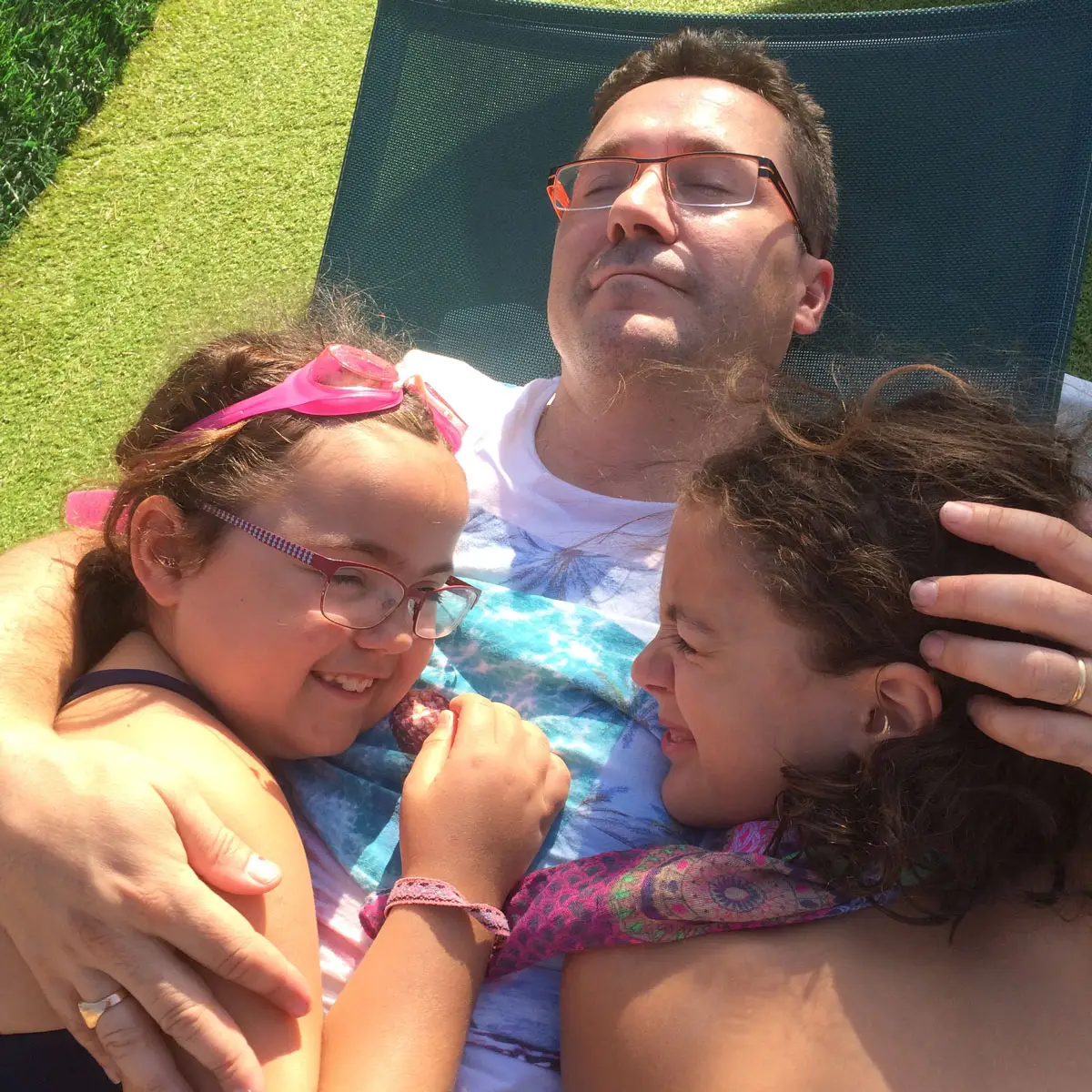 Ontspannen familiemoment aan het zwembad van Esterel Caravaning in 2016
