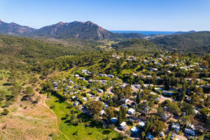 Luchtfoto van het domein van Esterel Caravaning in Agay: kampeerplaatsen onder de pijnbomen, het Esterel-massief en de zee aan de horizon
