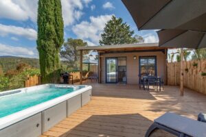 Terras van de VIP Duo op Esterel Caravaning met privé zwemspa, pergola en uitzicht op het Esterelmassief