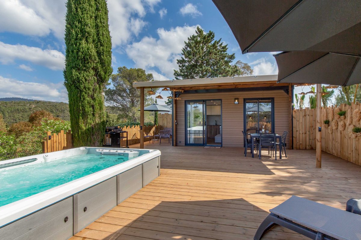 Terras van de VIP Duo op Esterel Caravaning met privé zwemspa, pergola en uitzicht op het Esterelmassief