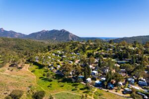 Luchtfoto van Esterel Caravaning in Agay, de kampeerplaatsen tussen het groen en het Esterel-massief in de verte