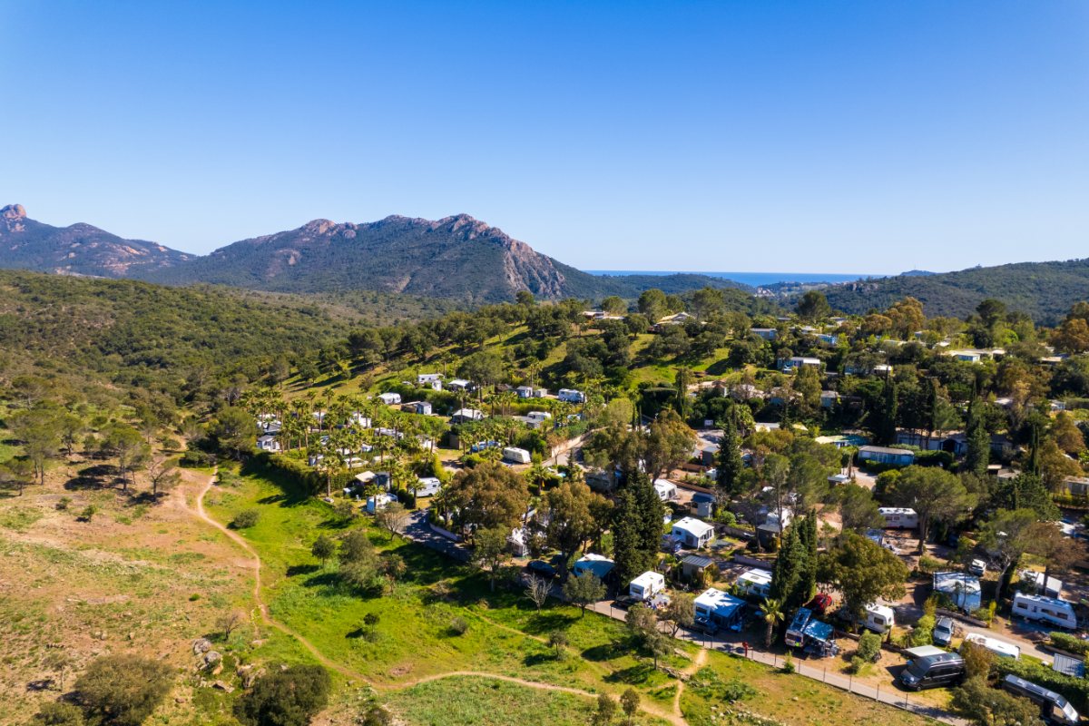 Luchtfoto van Esterel Caravaning in Agay, de kampeerplaatsen tussen het groen en het Esterel-massief in de verte